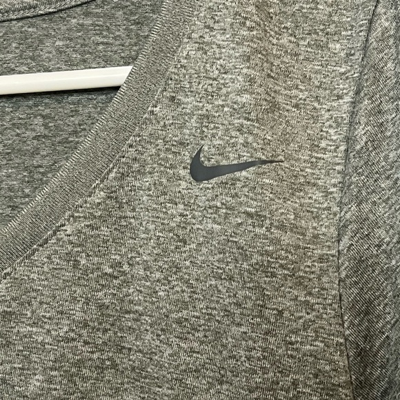 Nike Gray Fitted Short Sleeve v neck T-Shirt M - Picture 2 of 4